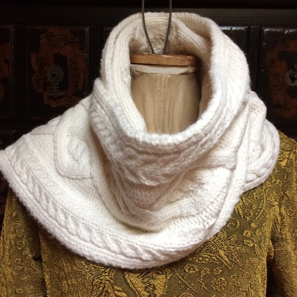 GAP Accessories - Snuggly, soft cable knit 70” long GAP winter scarf!